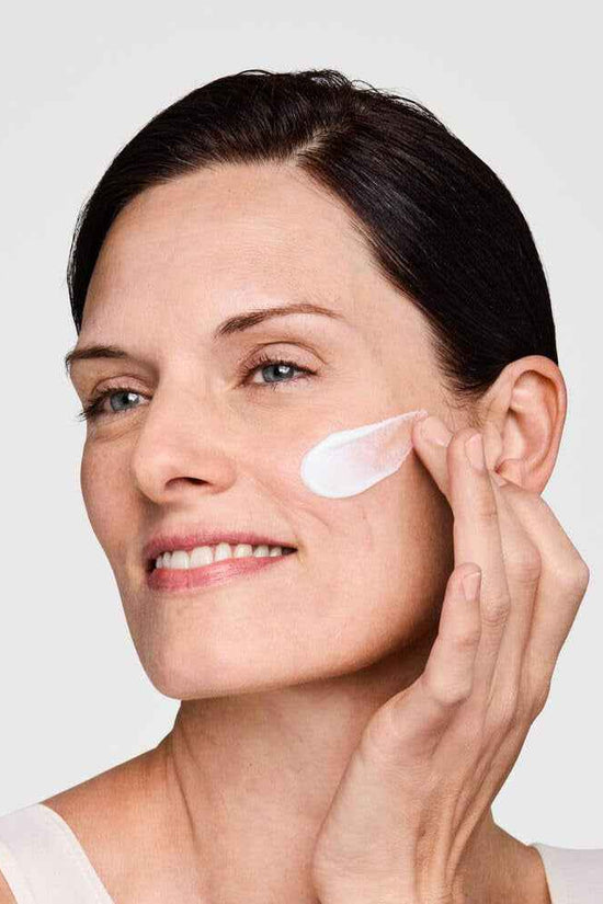 Daywear Multi-Protection Anti-Oxidant 24H-Moisture Cream SPF 15 | Anti-Aging Moisturizer | Face Cream